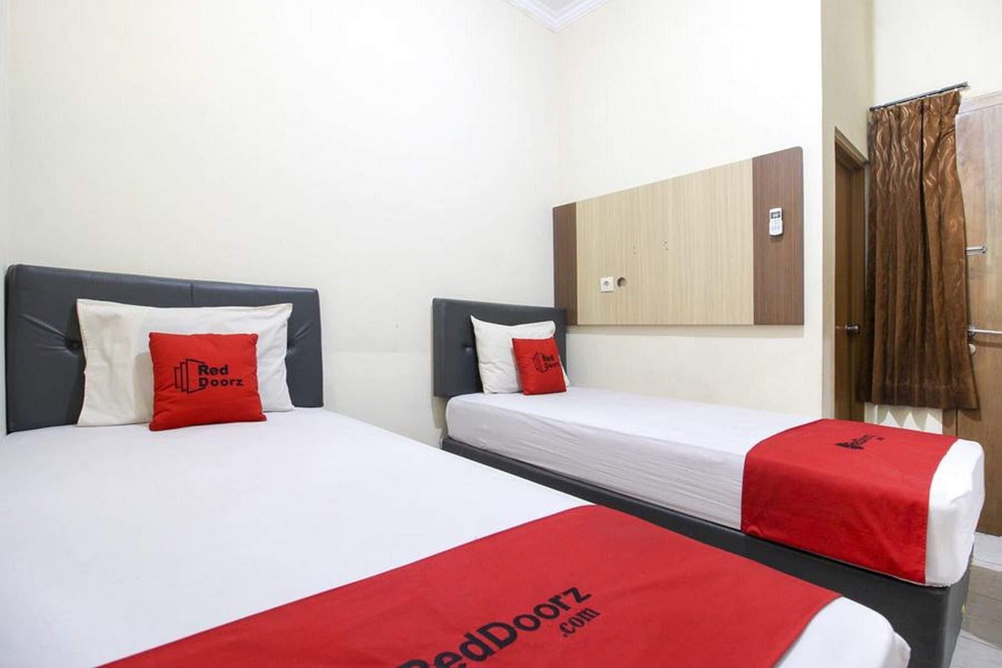 Reddoorz Plus Near Stadion Mandala Krida Yogyakarta Exterior photo