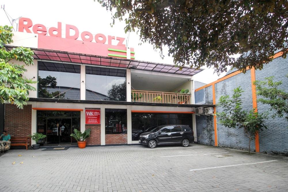 Reddoorz Plus Near Stadion Mandala Krida Yogyakarta Exterior photo